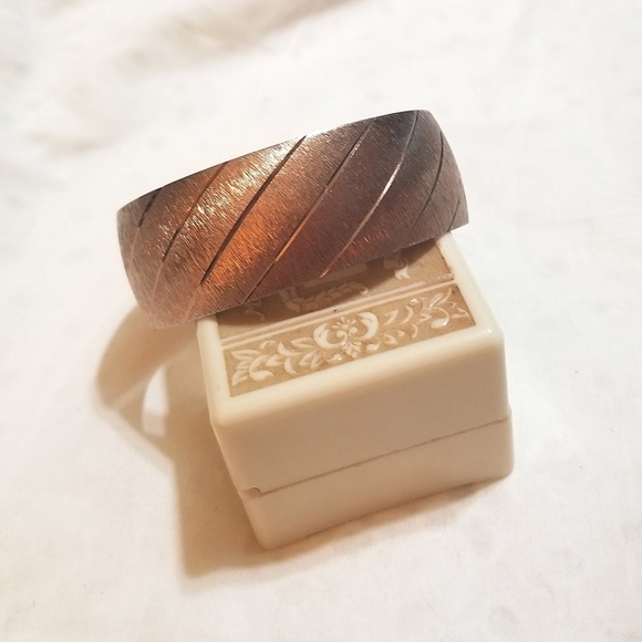 VINTAGE Brushed Golden Coppery Bangle Bracelet - Picture 2 of 6